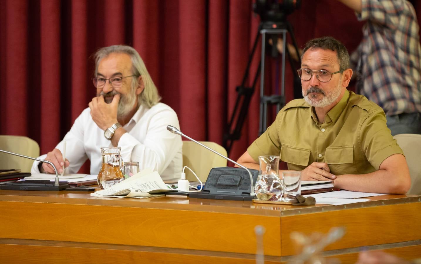 Fotos: Los gestos, los saludos las conversaciones en el Pleno del Ayuntamiento de Logroño