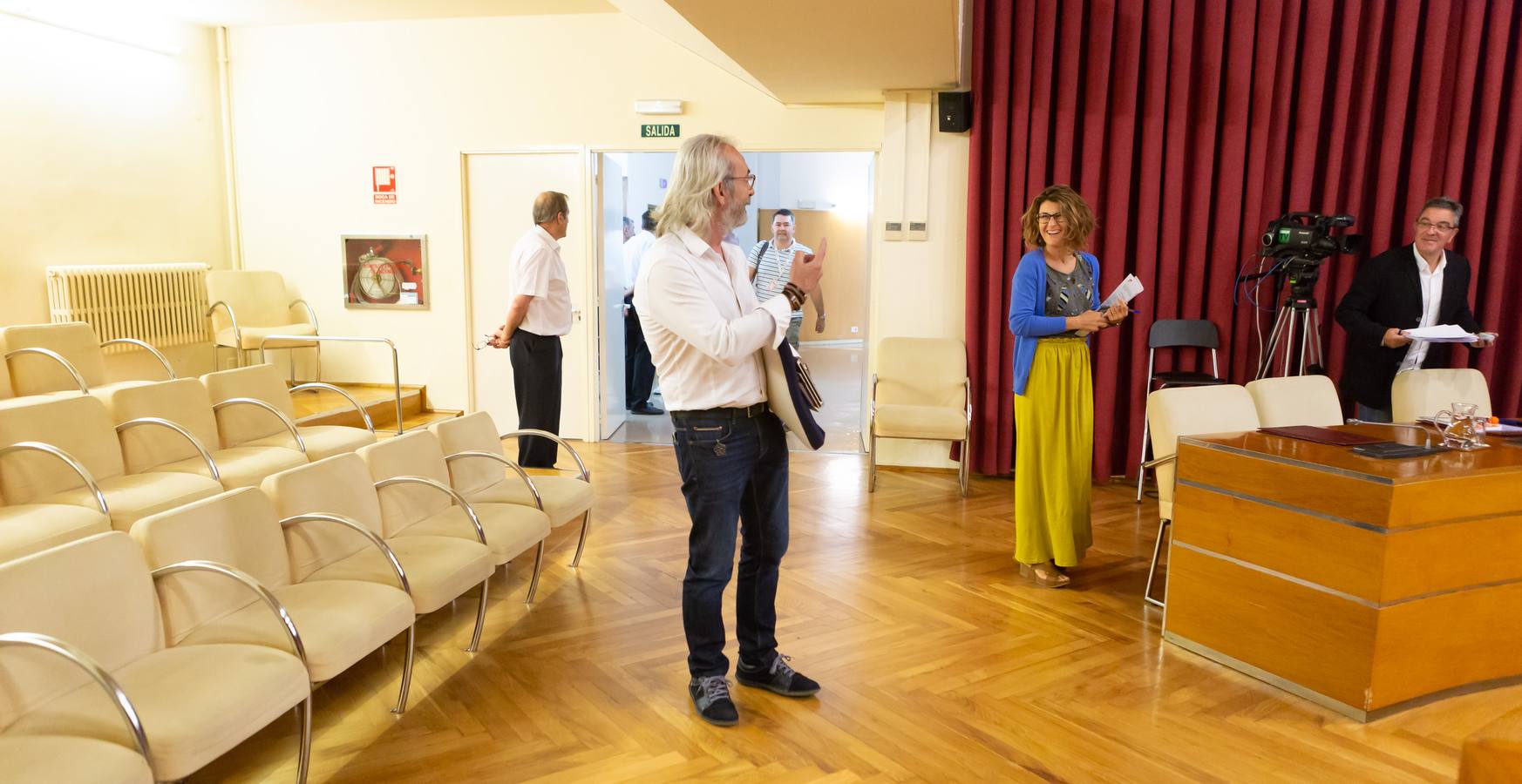 Fotos: Los gestos, los saludos las conversaciones en el Pleno del Ayuntamiento de Logroño