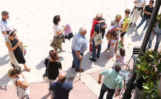 Imagen principal - En la calle, decenas de vecinos increparon al nuevo alcalde.