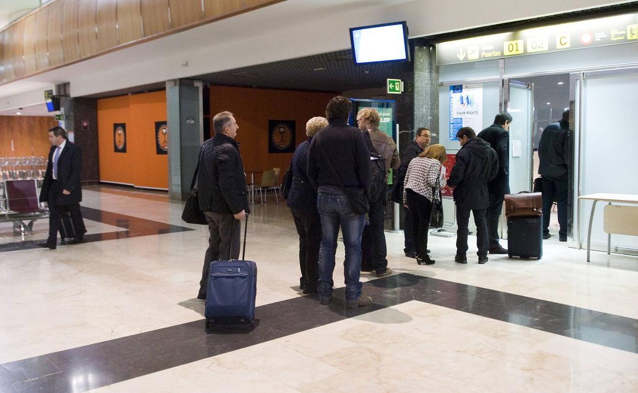 Pasajeros hacen fila para tomar un vuelo en el Aeropuerto de Agoncillo.