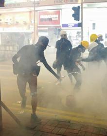 Imagen secundaria 2 - Avenidas cortadas, choques con la Policía y más de 200 vuelos cancelados en la huelga general de Hong Kong
