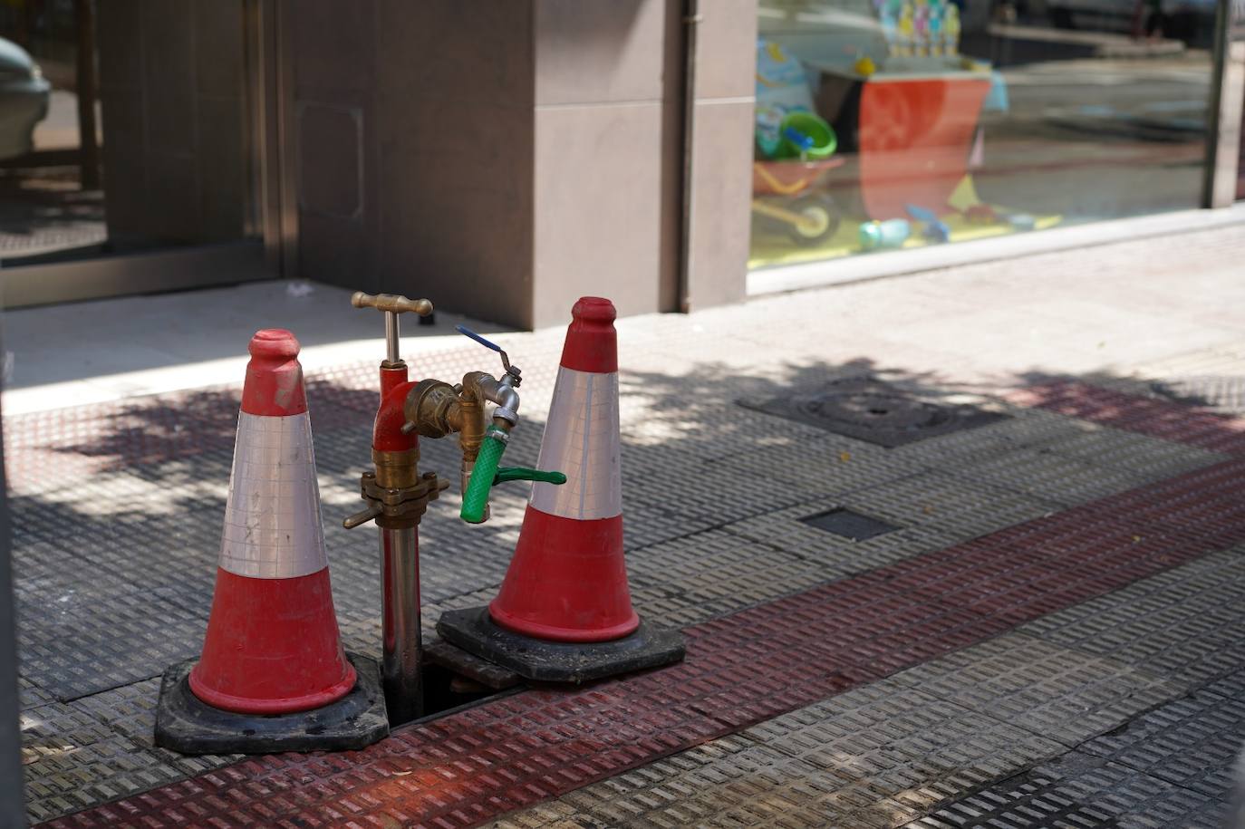 Fotos: Así ha quedado la calle Vitoria tras una nueva rotura de una tubería