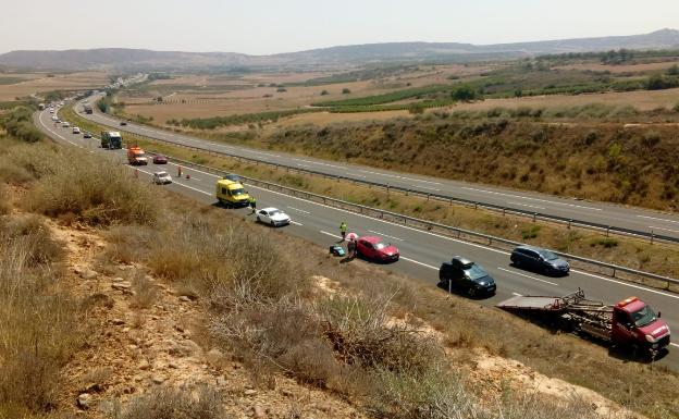 En primer plano, una grúa espera para recoger alguno de los coches. A lo lejos, el otro accidente. 