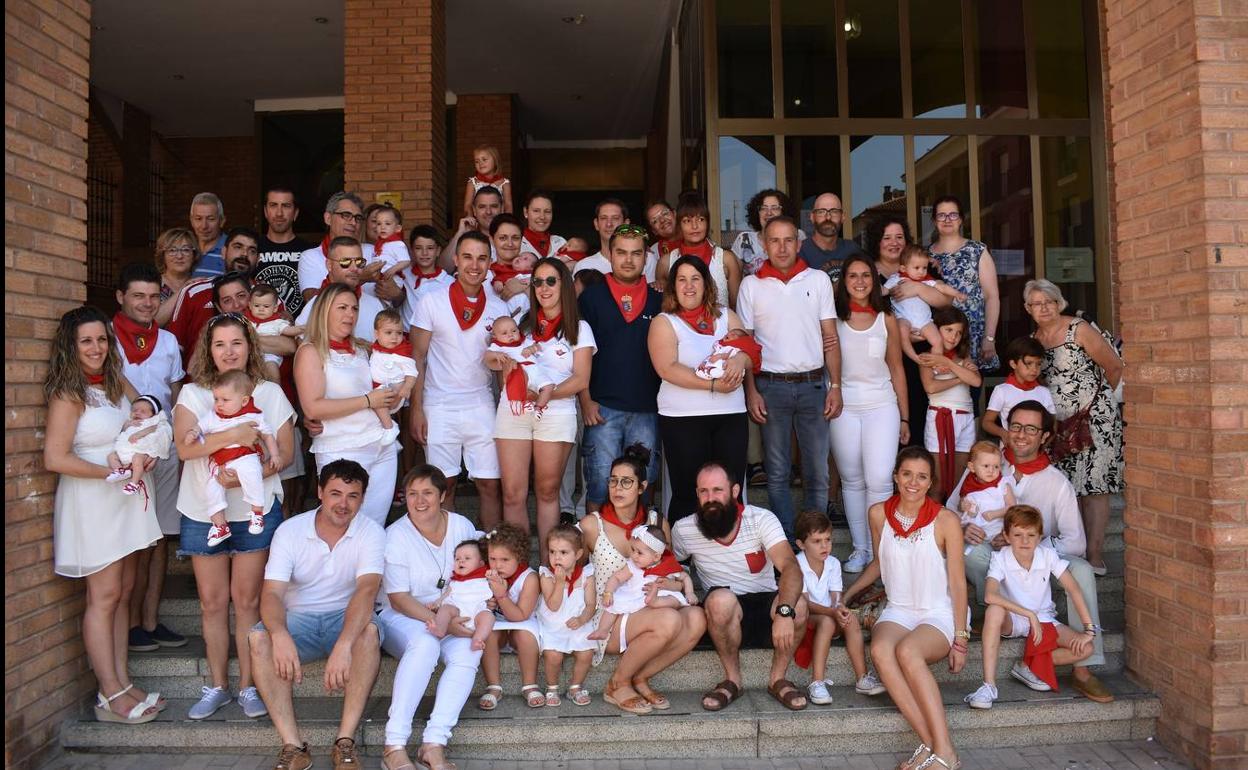 Los nacidos en el último año, con sus familias y autoridades después de recibir el pañuelo festivo.