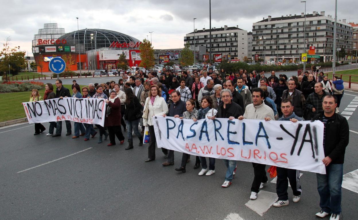 Manifestación de la asociación de vecinos de Los Lirios en octubre de 2011 tras un atropello mortal entre avenida de la Paz y Zaragoza.