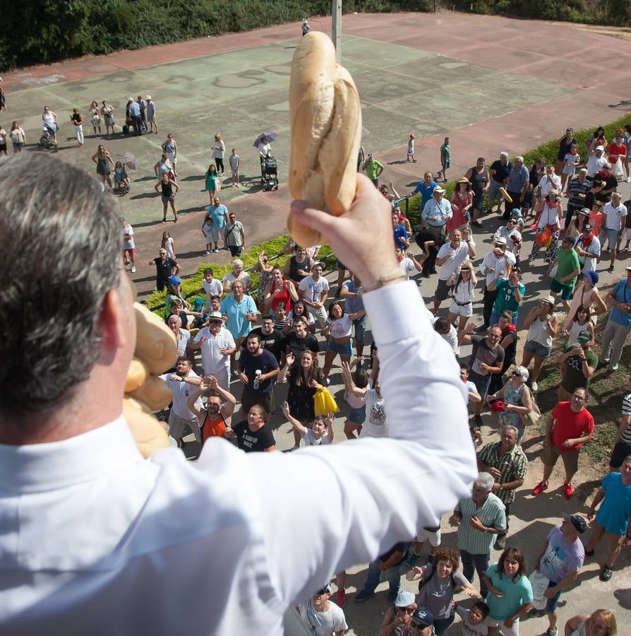 Fotos: Las imágenes del lanzamiento del pan y el queso en Quel