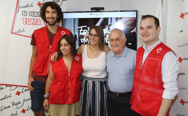 Fernando Reinares junto a Florencia Rodríguez, Gabriel Alcañiz y dos voluntarios de la asociación Cruz Roja Juventud 