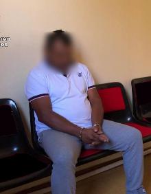 Imagen secundaria 2 - Arriba, la jefa del grupo con dos víctimas recién llegadas a España. Abajo, dos detenidos. 