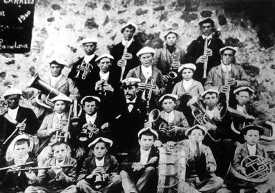 Imagen secundaria 1 - Foto superior: Inauguración de la exposición en la planta superior del teatro. Abajo a la izquierda, antigua banda de música de Canales de la Sierra en una foto de 1900. A la derecha, exterior del teatro, en la plaza de San Andrés, con el mayo levantado.