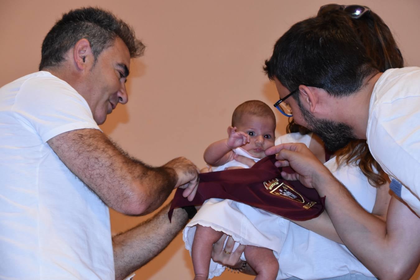 Reyes de fiestas, autoridades y niños, con su pañuelo.