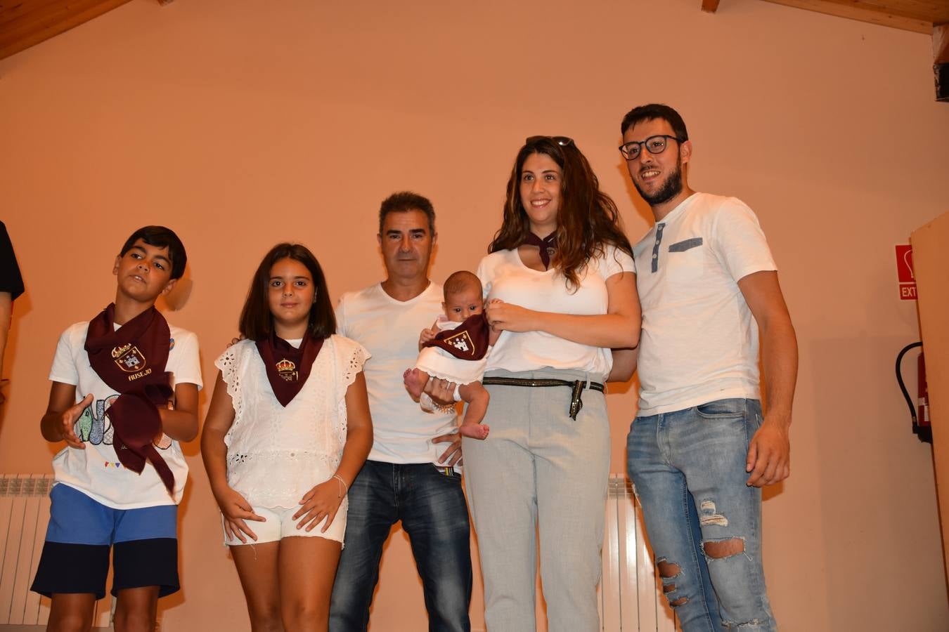 Reyes de fiestas, autoridades y niños, con su pañuelo.