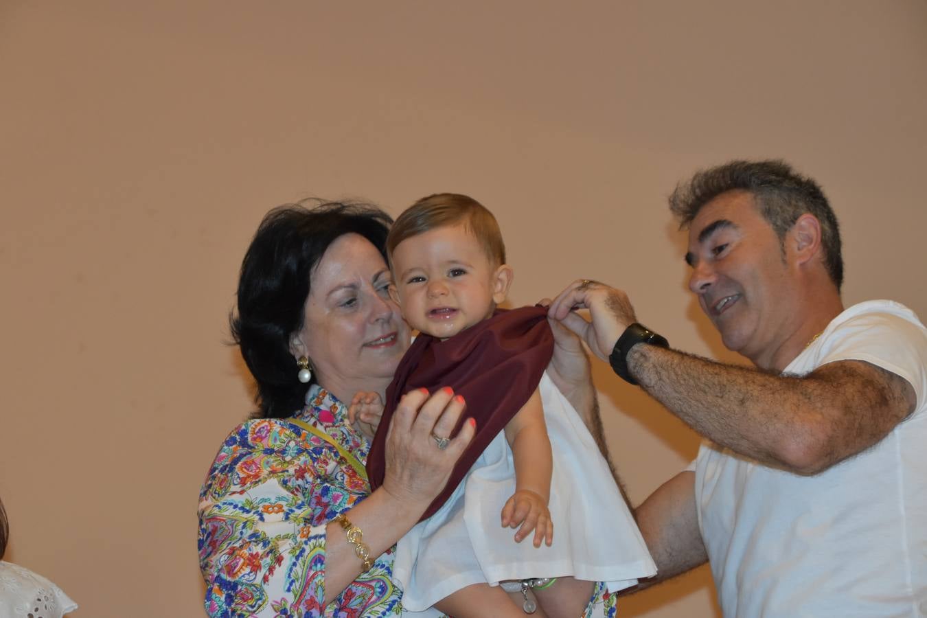 Reyes de fiestas, autoridades y niños, con su pañuelo.