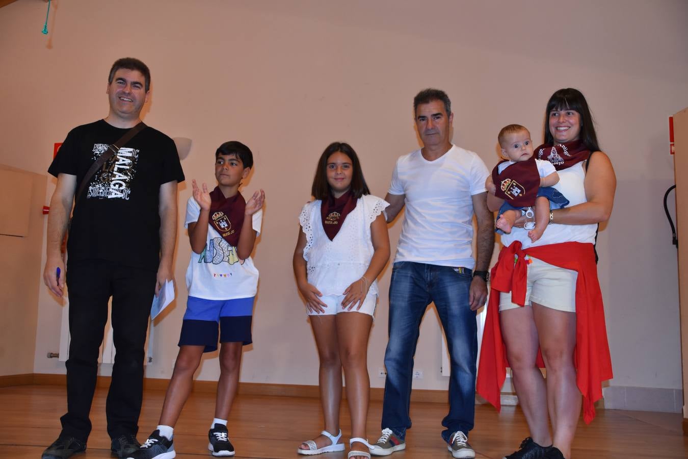 Reyes de fiestas, autoridades y niños, con su pañuelo.