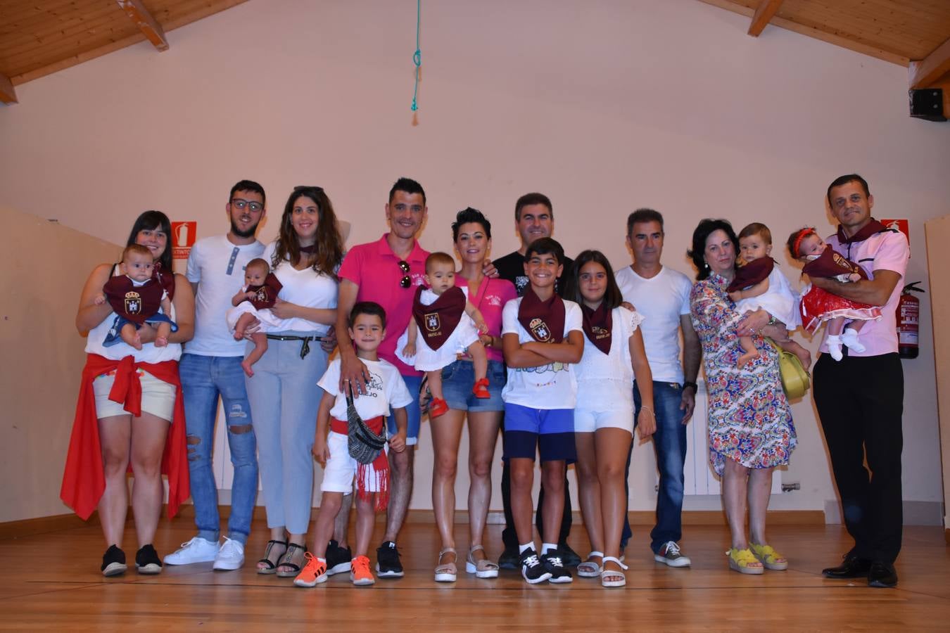 Reyes de fiestas, autoridades y niños, con su pañuelo.