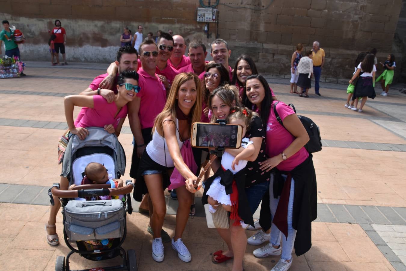 Reyes de fiestas, autoridades y niños, con su pañuelo.