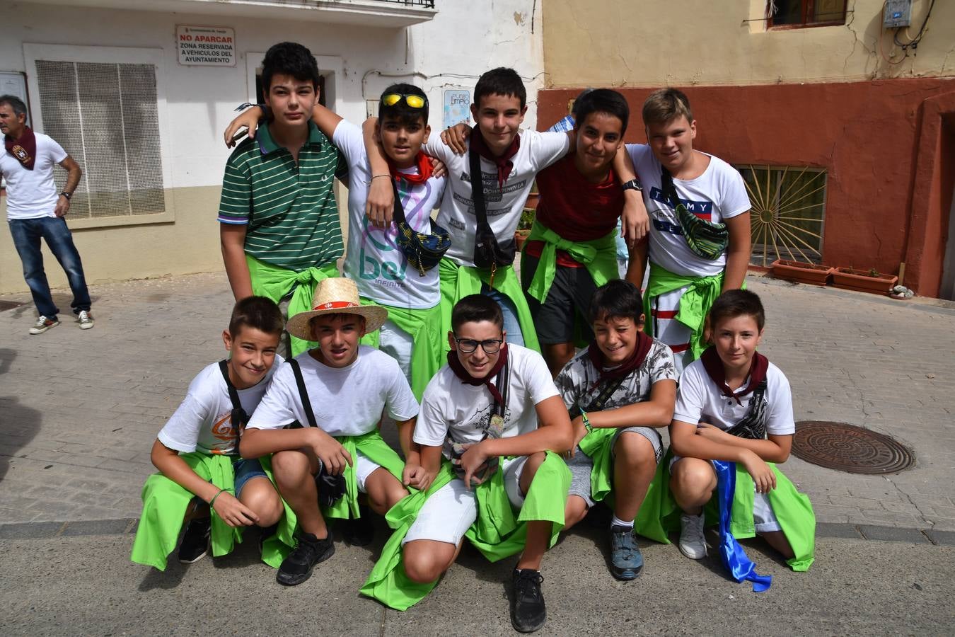 Reyes de fiestas, autoridades y niños, con su pañuelo.