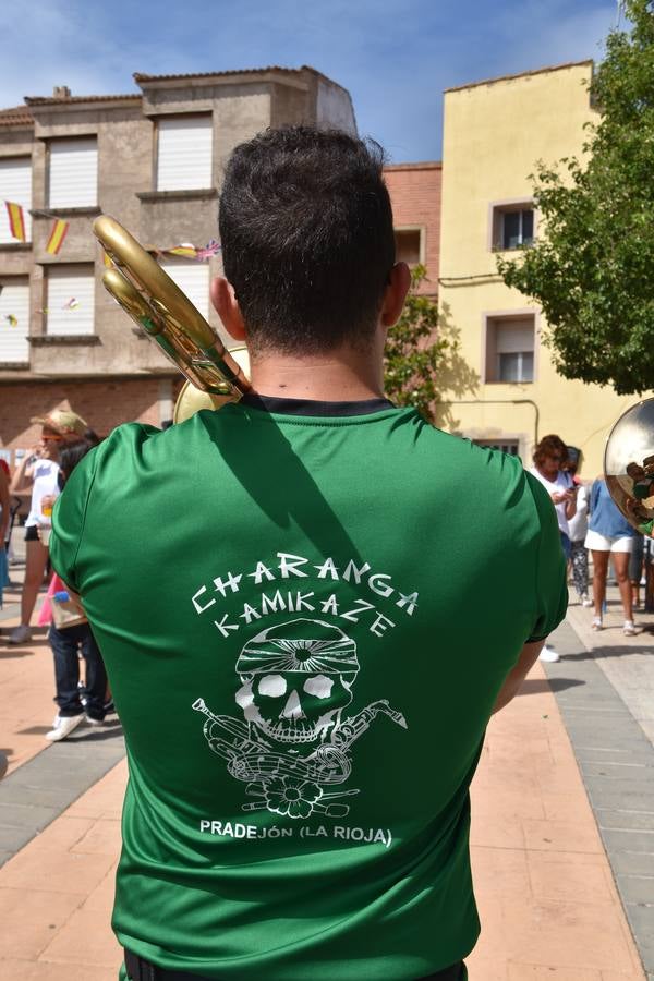 Reyes de fiestas, autoridades y niños, con su pañuelo.
