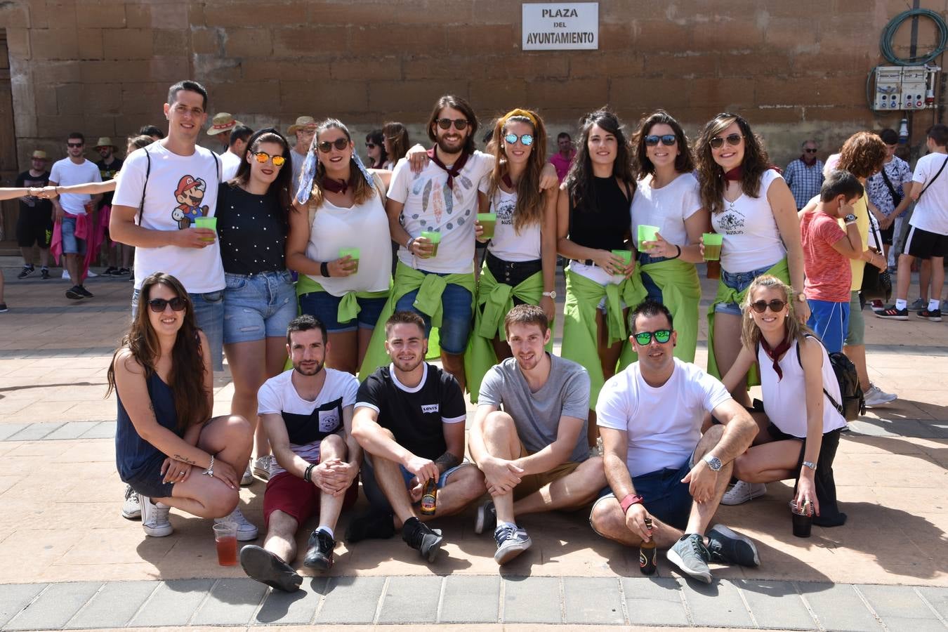 Reyes de fiestas, autoridades y niños, con su pañuelo.