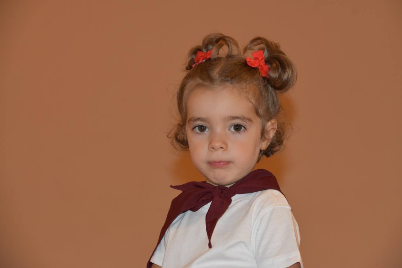 Reyes de fiestas, autoridades y niños, con su pañuelo.