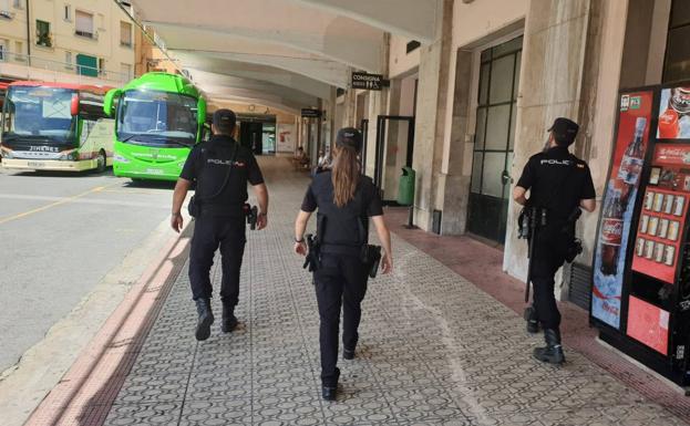 Tres agentes de la Policía Nacional, en la estación de autobuses de Logroño. 