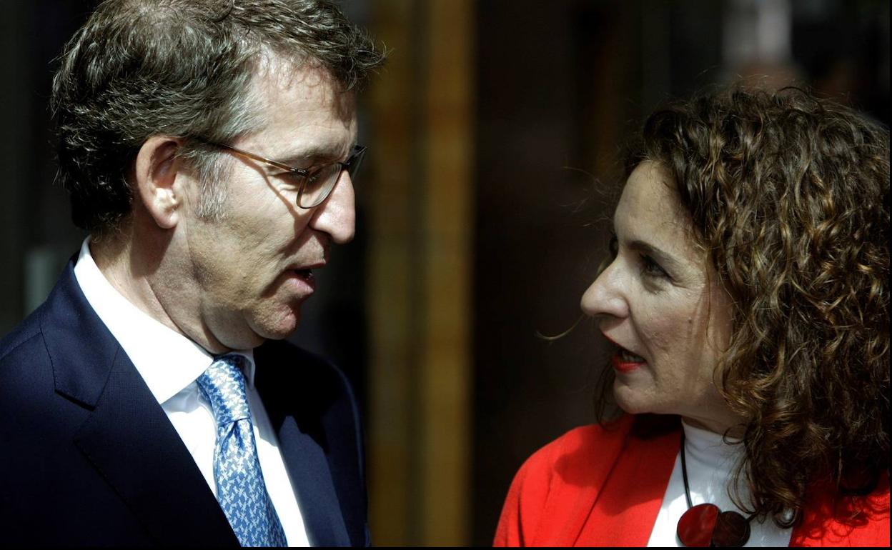 La ministra de Hacienda con el presidente de Galicia.