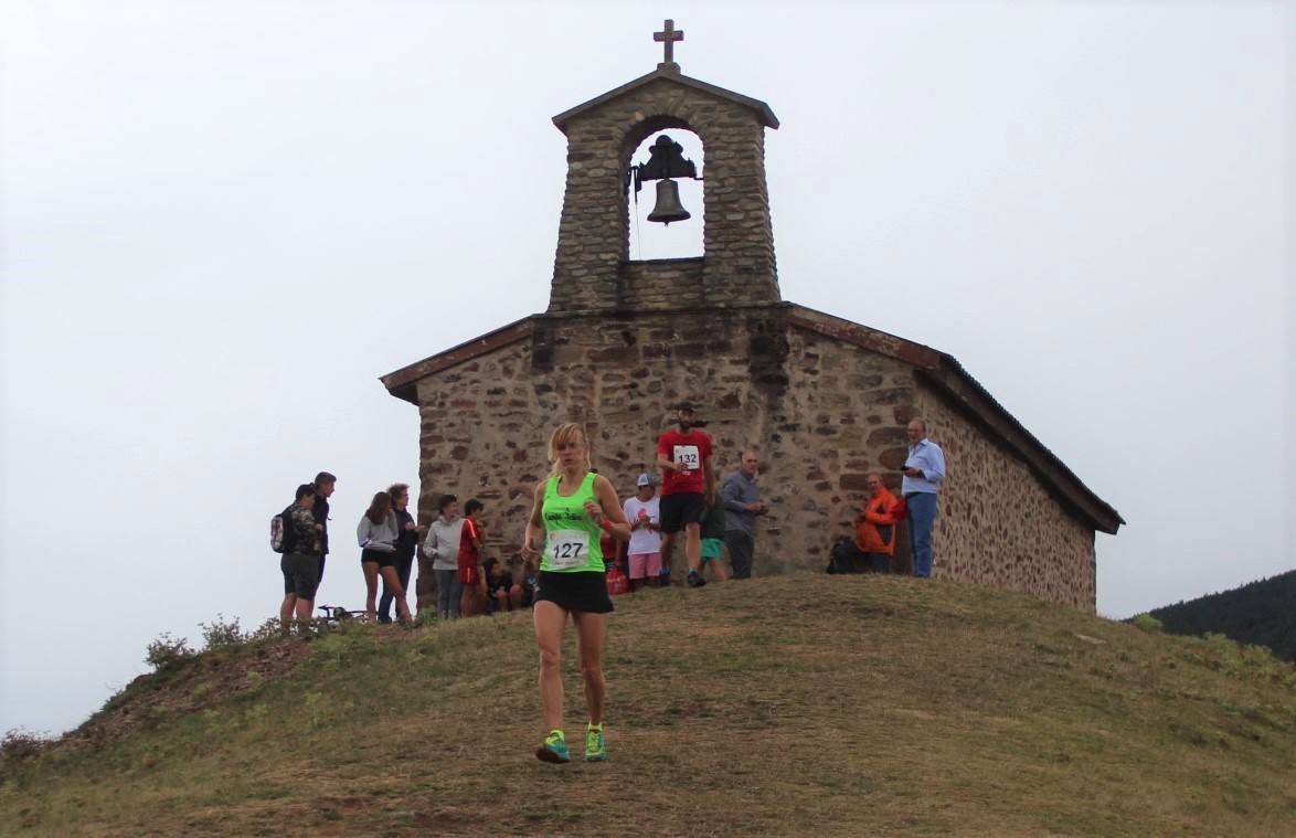 Cristina Santamaría a punto de coronar Santa Bárbara.