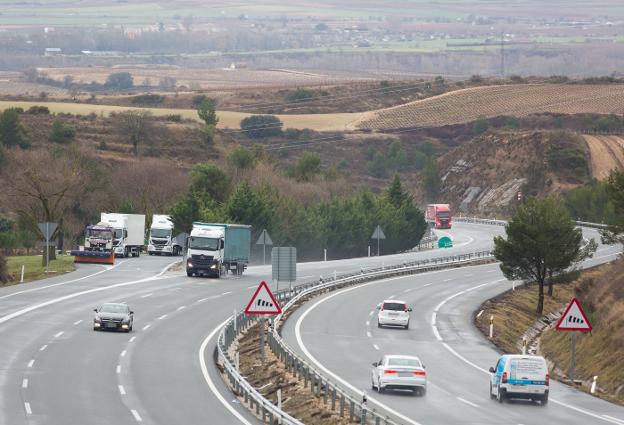 Imagen de archivo de camiones circulando por la autopista en el término municipal de Haro. 