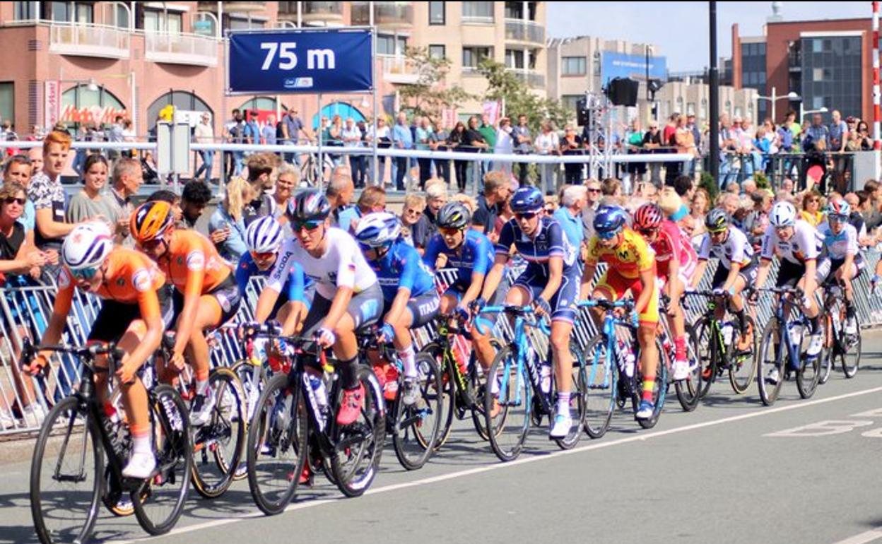 Sheyla Gutiérrez (de amarillo y rojo) rueda dentro del pelotón.