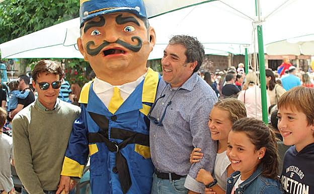Imagen principal - Ilustres como el torero Diego Urdiales y el exfutbolista Raúl Ruiz han disfrutado de la jornada festiva