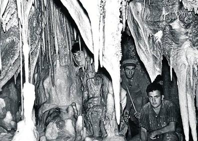 Imagen secundaria 1 - Imágenes de vecinos de Ortigosa visitando las cuevas días después de su descubrimiento