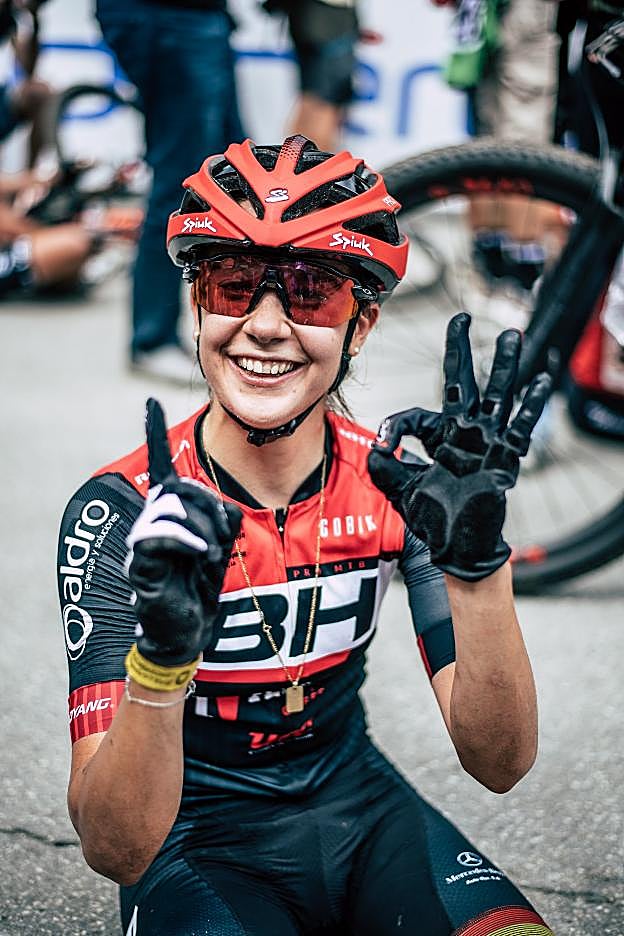 Rocío García sonríe mientras forma un diez con sus dedos tras cruzar la meta de la prueba suiza del pasado domingo. :: silvia fernández