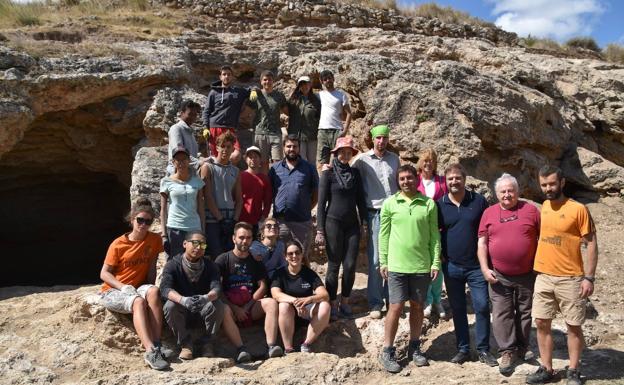 Participantes en el campo de trabajo con monitores, arqueólogos y autoridades