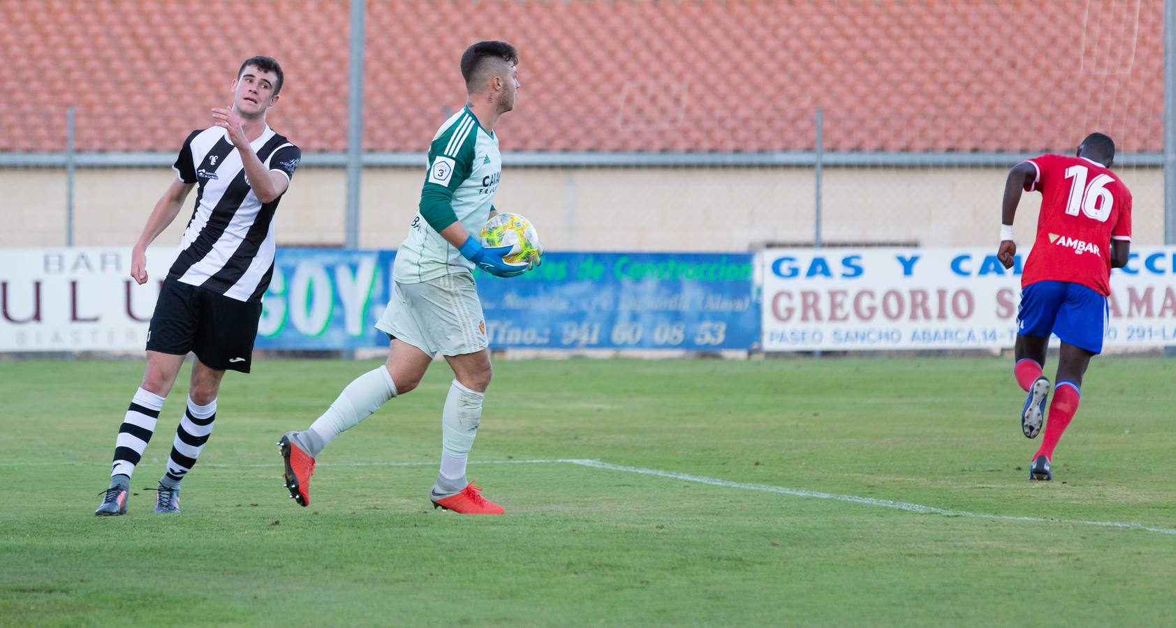 Fotos: El Haro ha perdido ante el Deportivo Aragón