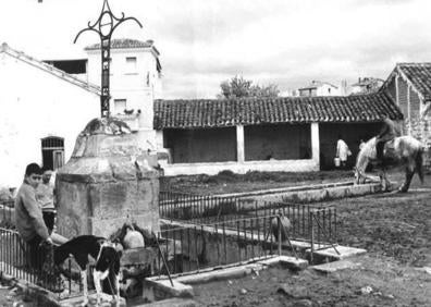 Imagen secundaria 1 - La fuente, antes. A la derecha, detalle de la obra. 