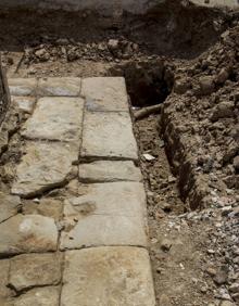 Imagen secundaria 2 - La fuente, antes. A la derecha, detalle de la obra. 