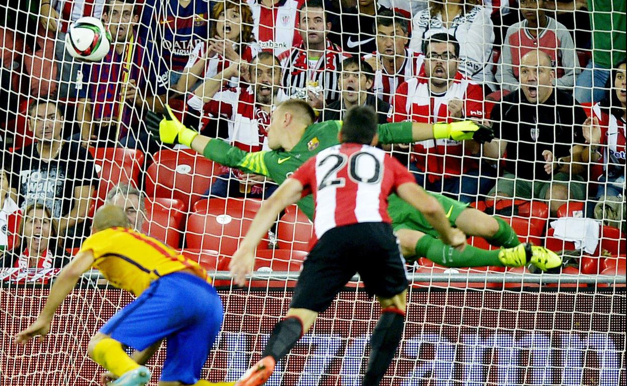 Aduriz remata de cabeza en su primer gol en aquella noche.