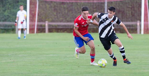 Monterde conduce el balón en su primer partido. 