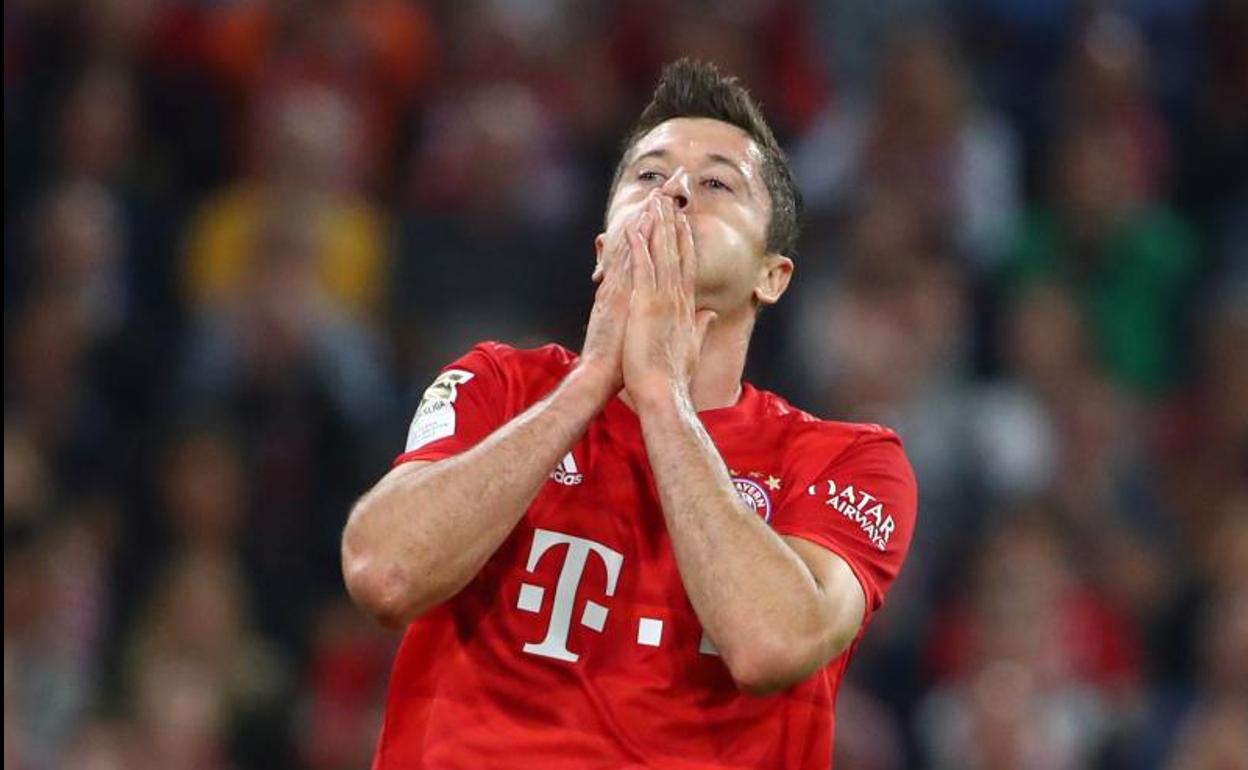 Robert Lewandowski se lamenta durante el partido ante el Hertha de Berlín.