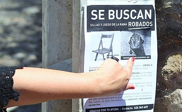 Uno de los carteles que anuncia que se busc el juego y las sillas. 