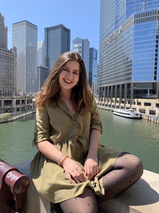 Judith, rodeada de rascacielos, en el centro de Chicago.