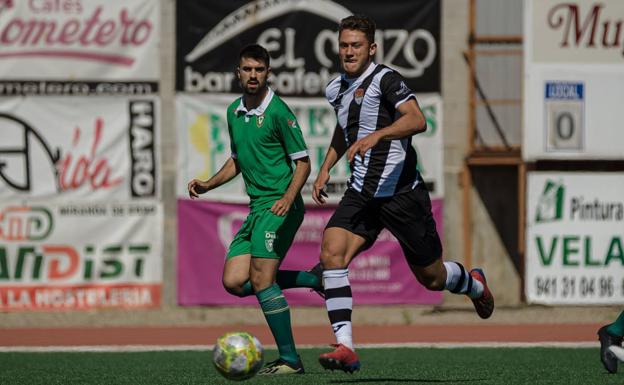 Álex Valiño, que debutó ayer con el Haro Deportivo, avanza con el balón en un momento del partido. 