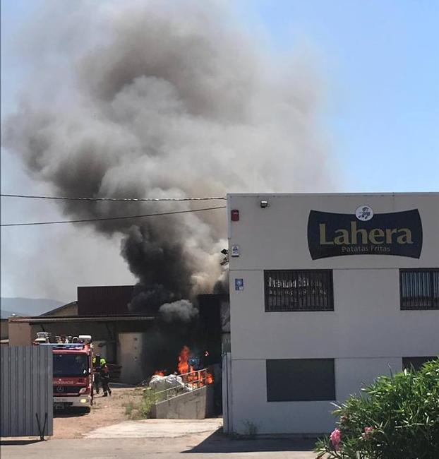 Un momento del incendio de este sábado en la fábrica, que sigue luciendo el cartel de los antiguos propietarios Lahera, aunque en la actualidad pertenece a la empresa murciana Rubio, que la adquirió a principios de este año. 