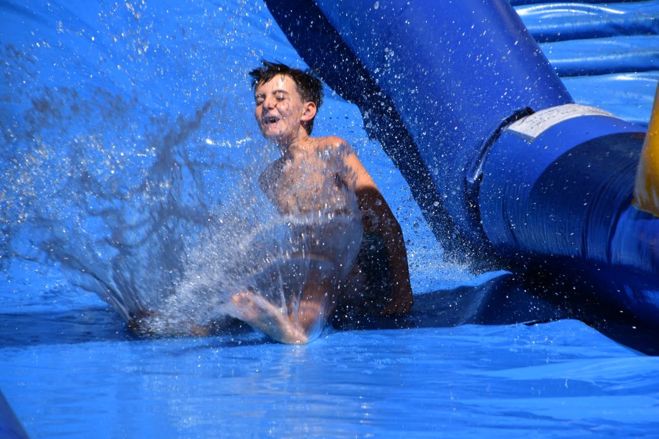 Fotos: Concurso de ranchos y tobogán de agua en las fiestas de Alcanadre
