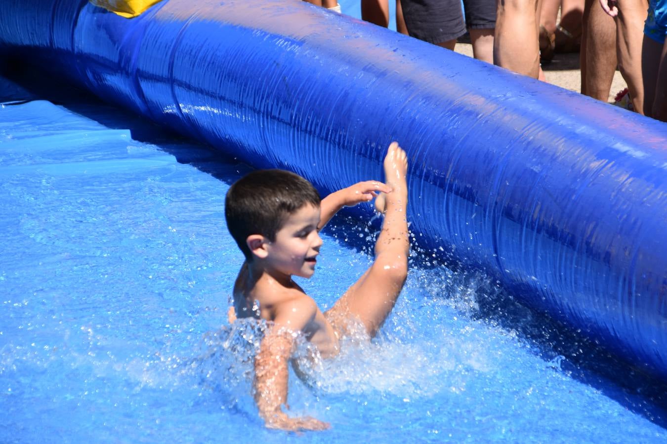 Fotos: Concurso de ranchos y tobogán de agua en las fiestas de Alcanadre
