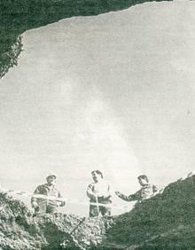 Imagen secundaria 2 - Arriba, panorámica de Estollo. Abajo, Imagen actual de los campos de cereales que se extienden entre Estollo y Villaverde, sin rastro ya de la torca aparecida hace veintidós años, que se puede apreciar en la imagen de la derecha.