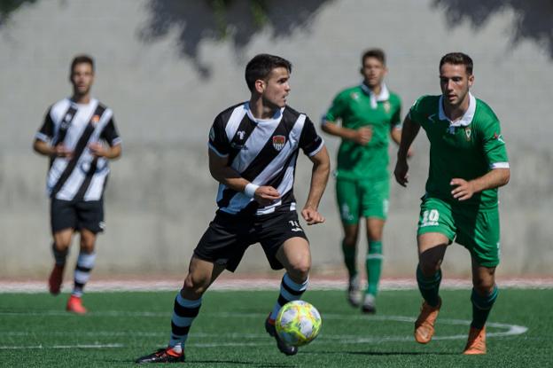 Monterde controla el balón durante el partido del Haro contra el Gernika. 