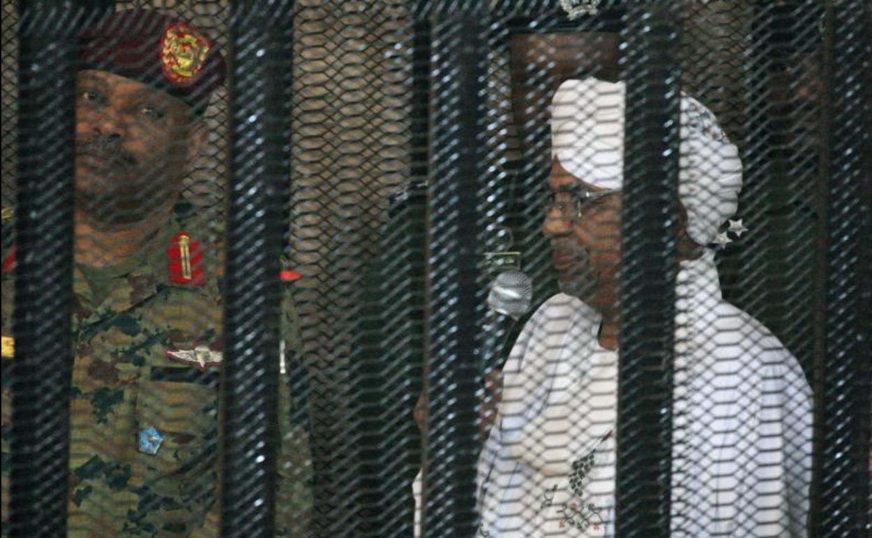 Al-Bashir escucha las acusaciones en su contra desde una celda instalada en el tribunal. 
