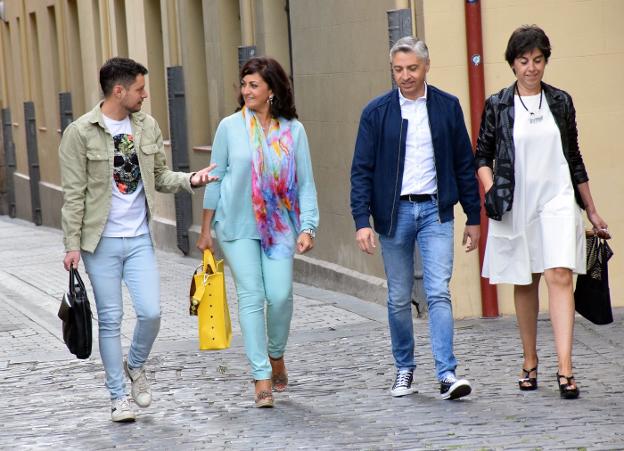 Raúl Díaz, Concha Andreu, Francisco Ocón y Nuria del Río, del PSOE, se dirigen a reanudar su reunión con los representantes de Podemos. 