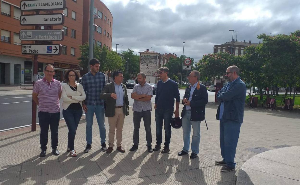 Representantes del Ayuntamiento y del Gobierno, este martes en la calle Piqueras 