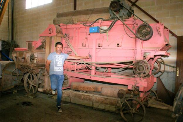 Valentín Sáenz, junto a la trilladora de madera que ofrece donar para fines altruistas. 